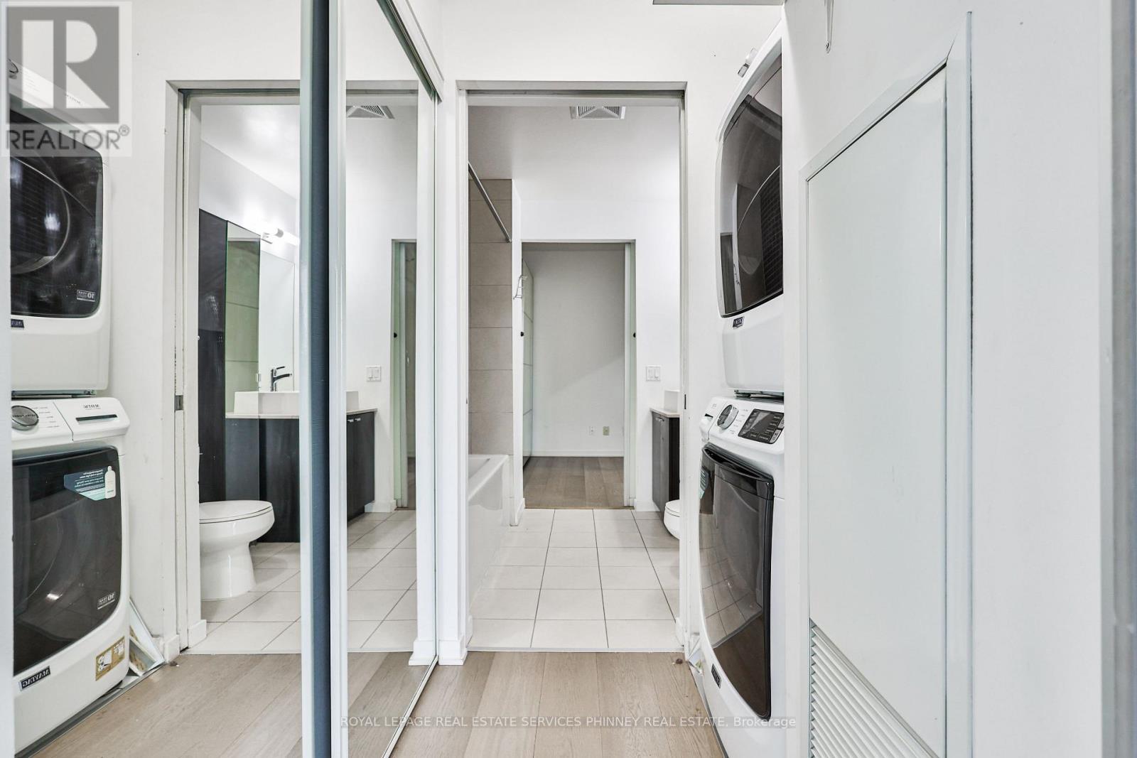 












1416 - 103 THE QUEENSWAY

,
Toronto,




Ontario
M6S5B3

