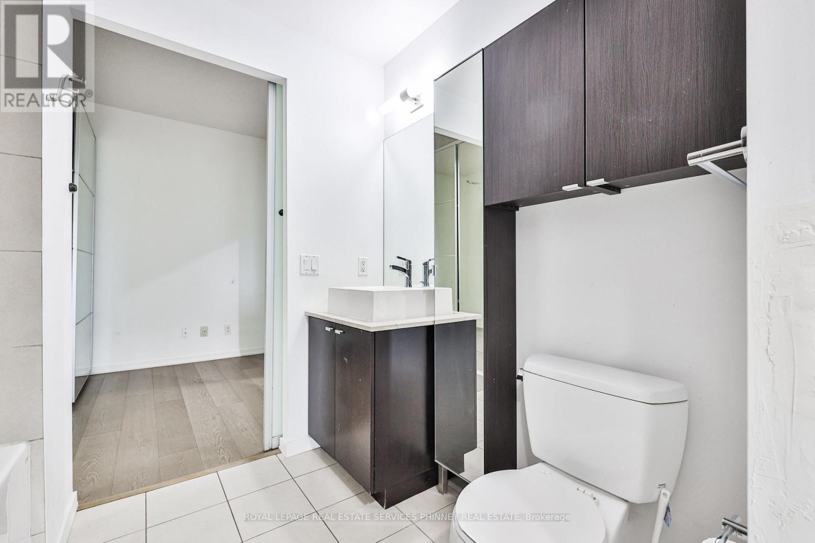 












1416 - 103 THE QUEENSWAY

,
Toronto,




Ontario
M6S5B3

