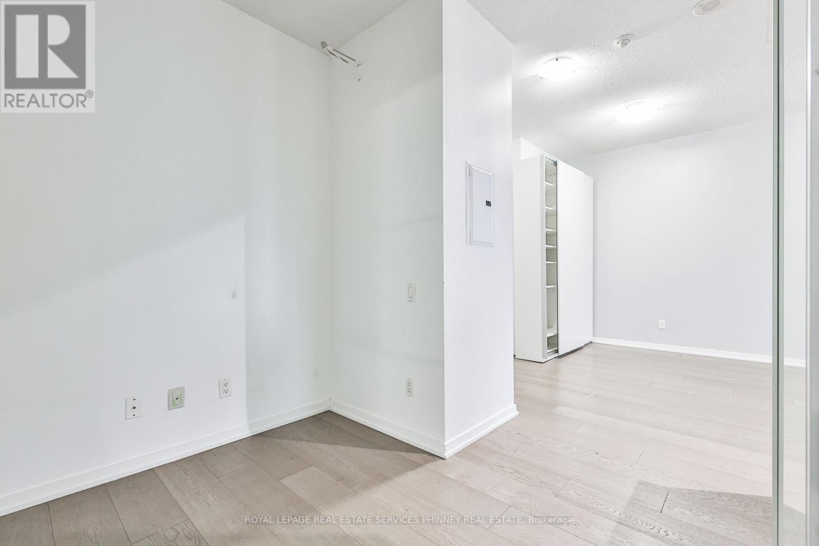 












1416 - 103 THE QUEENSWAY

,
Toronto,




Ontario
M6S5B3

