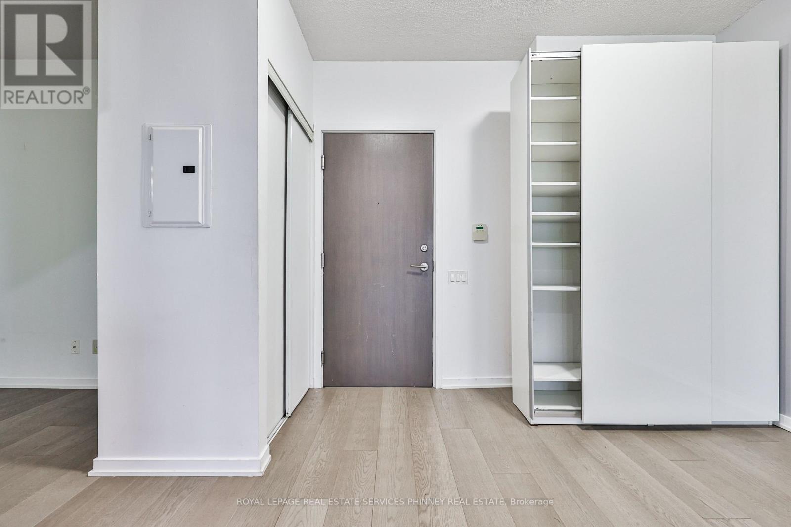 












1416 - 103 THE QUEENSWAY

,
Toronto,




Ontario
M6S5B3

