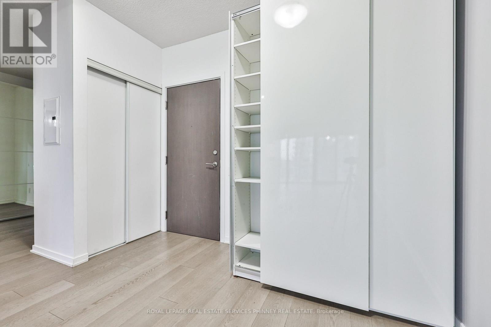 












1416 - 103 THE QUEENSWAY

,
Toronto,




Ontario
M6S5B3


