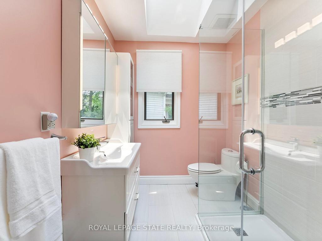 









82


Gilbert

Avenue,
Hamilton,




ON
L9G 1R4

