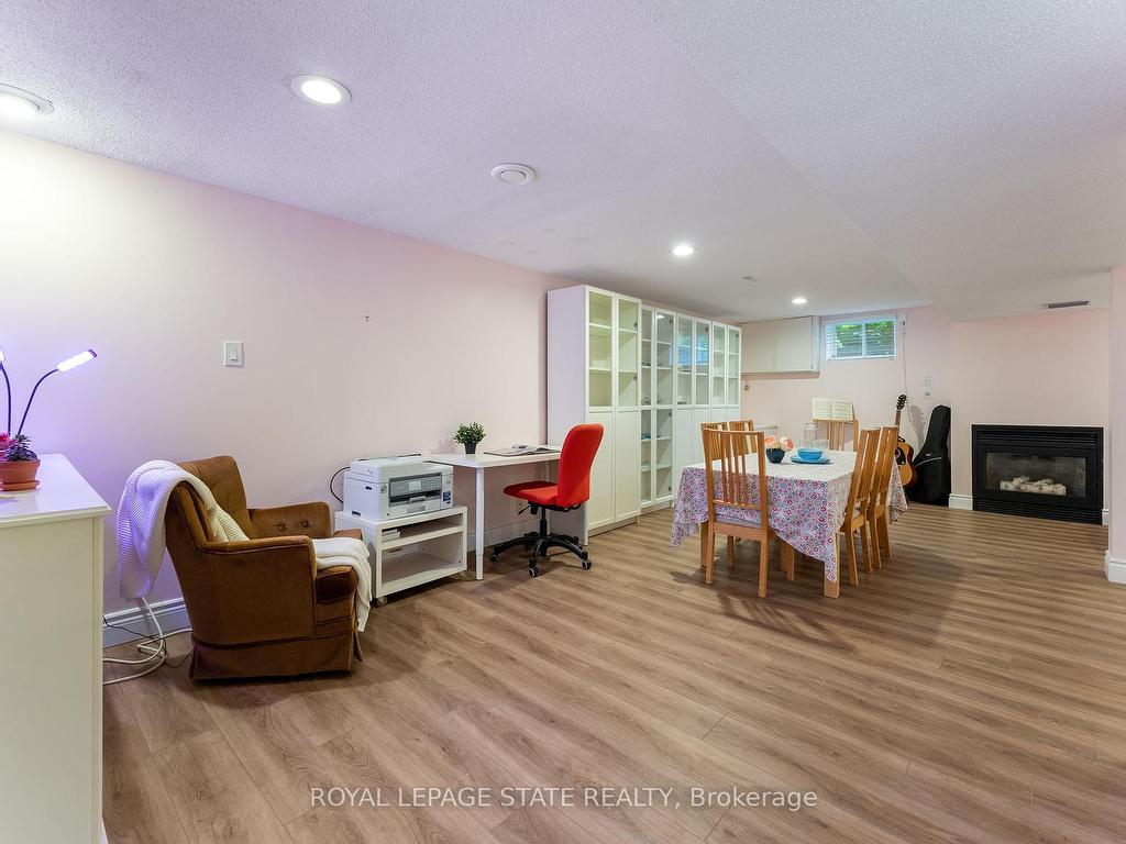 









82


Gilbert

Avenue,
Hamilton,




ON
L9G 1R4

