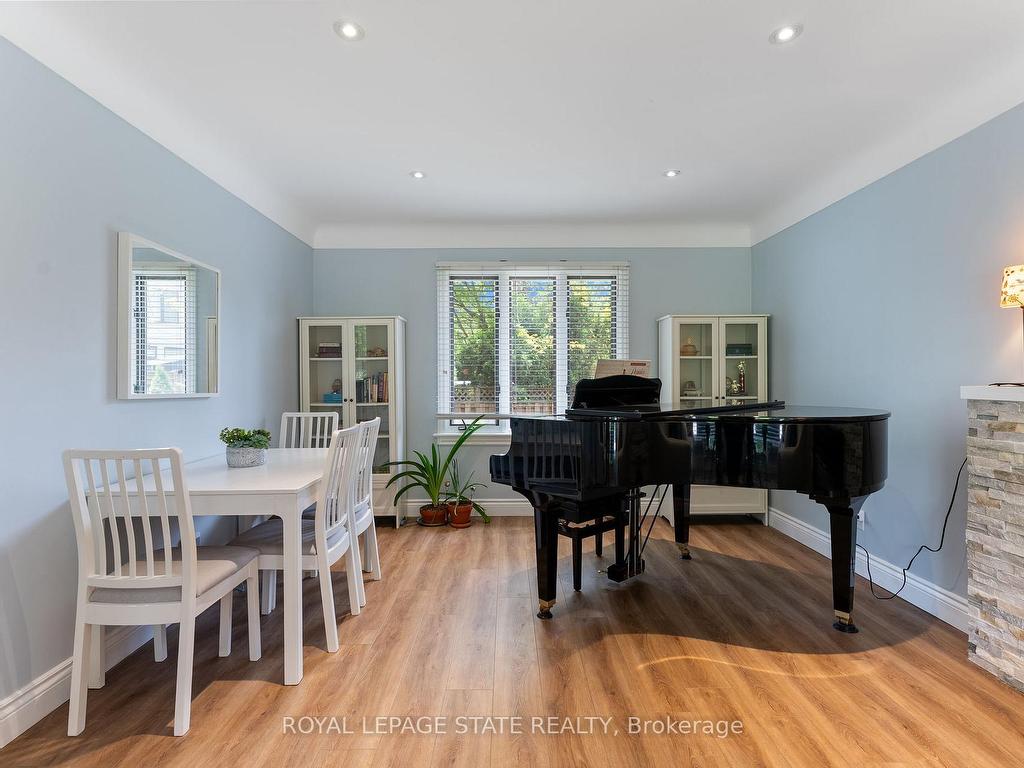 









82


Gilbert

Avenue,
Hamilton,




ON
L9G 1R4

