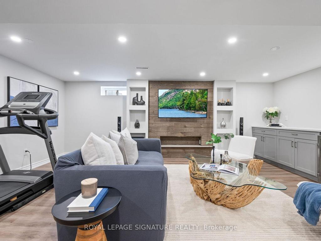 









1399


Underwood

Drive,
Mississauga,




ON
L4W 3M9

