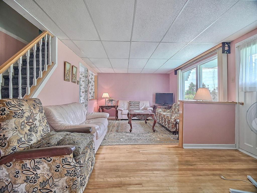 









9


Ch. McMullin

,
Val-des-Monts,




QC
J8N2S5

