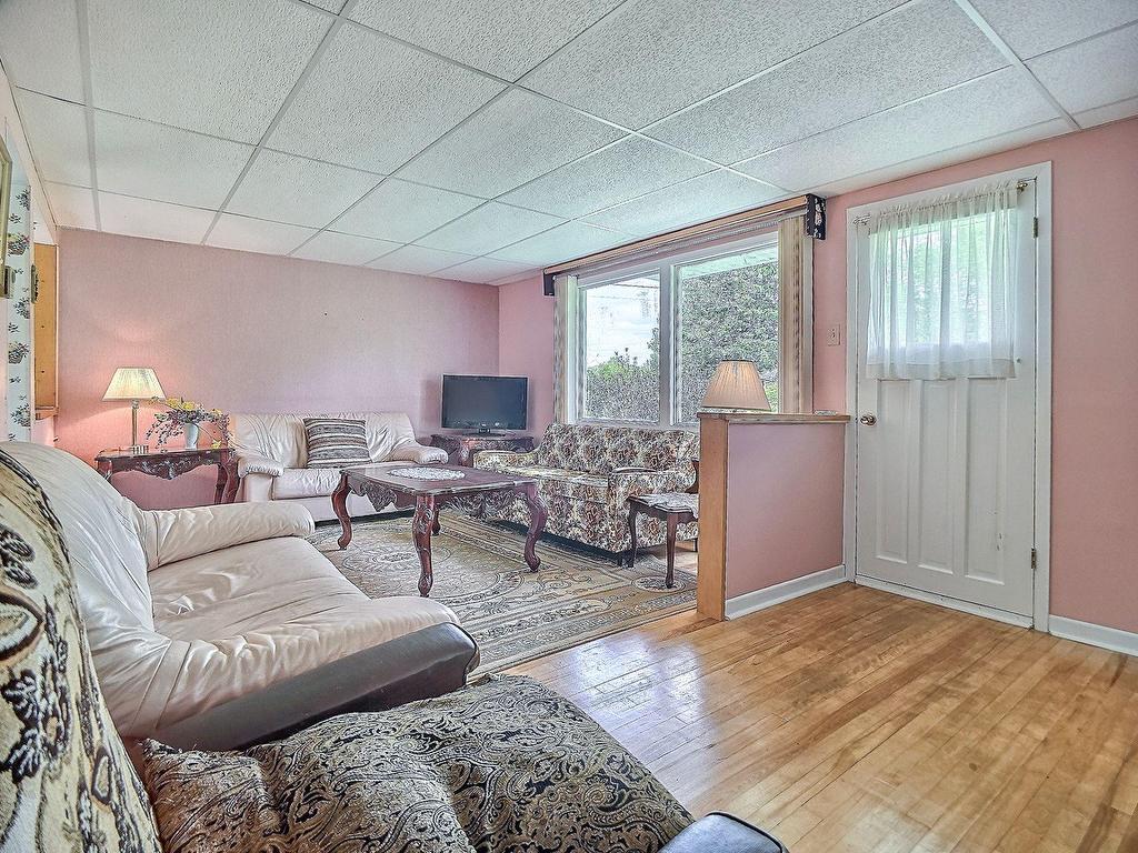 









9


Ch. McMullin

,
Val-des-Monts,




QC
J8N2S5

