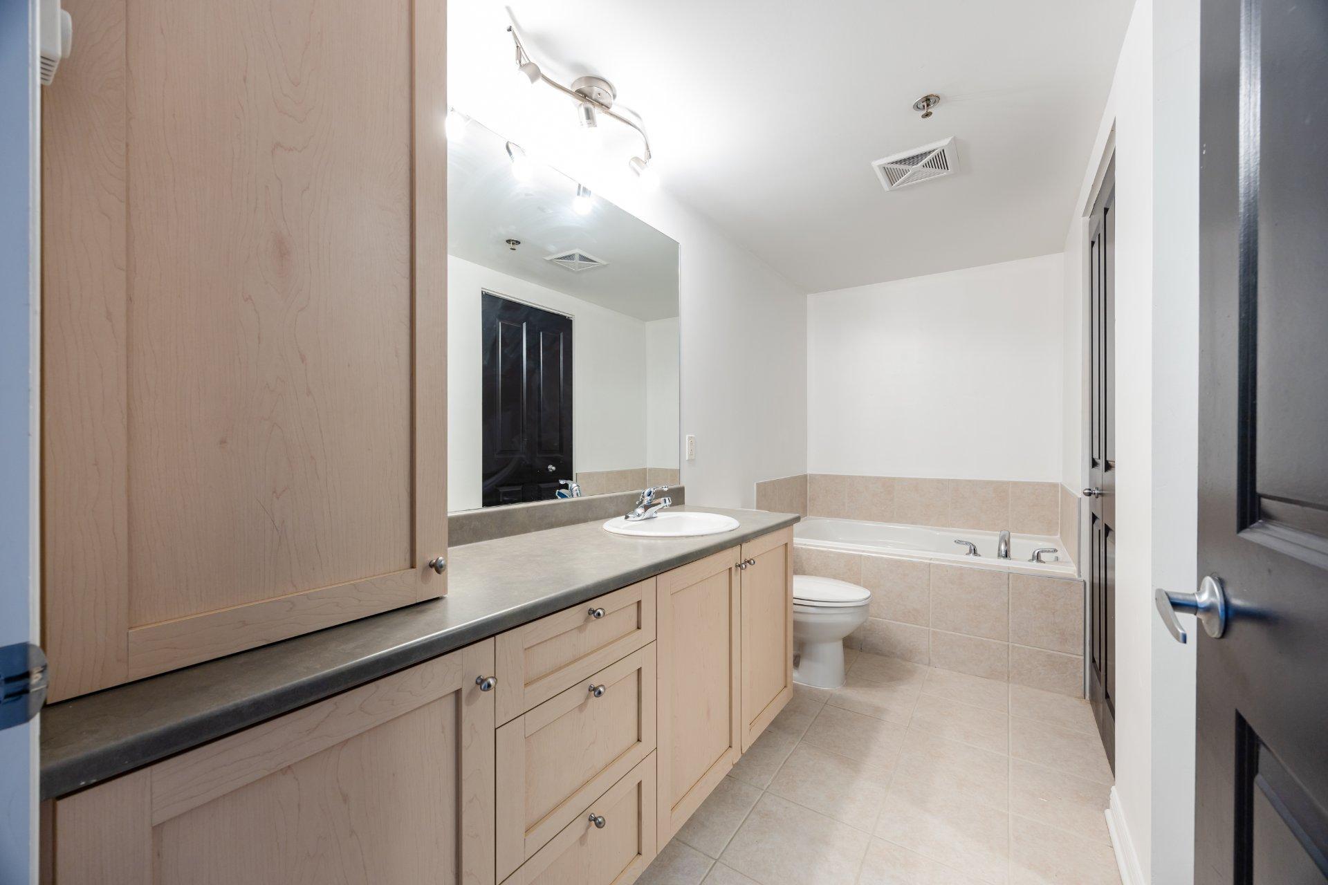 









1200


Rue St-Jacques

, 1107,
Montréal (Ville-Marie),




QC
H3C0E9


