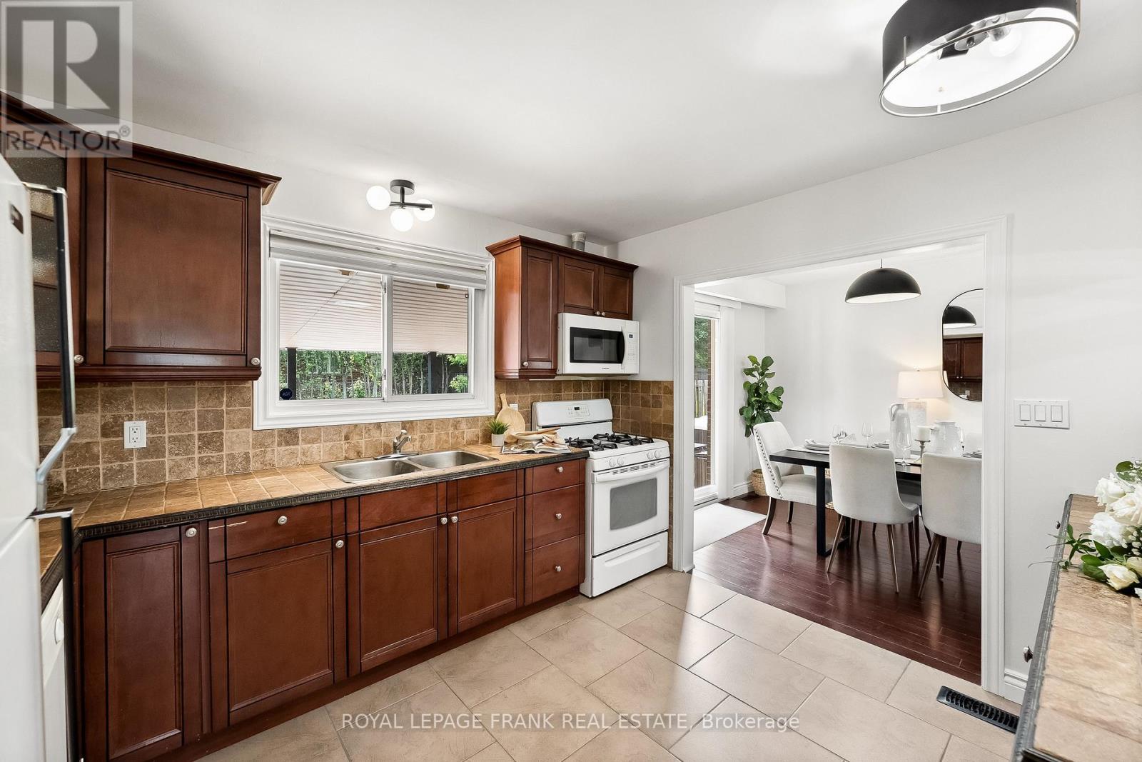 












904 SOMERVILLE STREET

,
Oshawa (Centennial),




Ontario
L1G4J7

