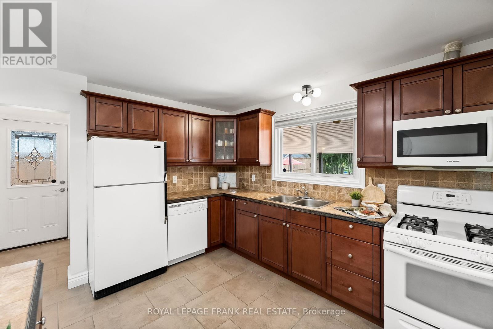 












904 SOMERVILLE STREET

,
Oshawa (Centennial),




Ontario
L1G4J7

