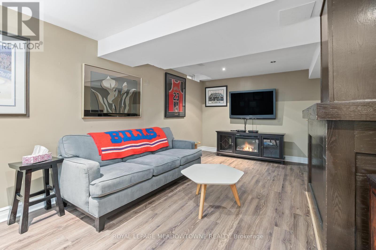 












1 MCCLURE COURT

,
Halton Hills,




Ontario
L7G5X6

