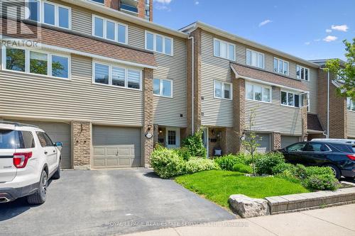 Beautifully Maintained 3 Bedroom Condo Townhome!