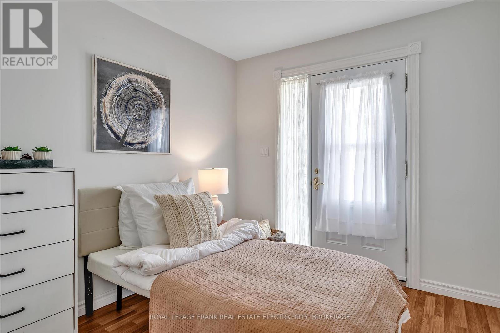 












887 WESTDALE AVENUE

,
Peterborough (Northcrest),




Ontario
K9H6C5

