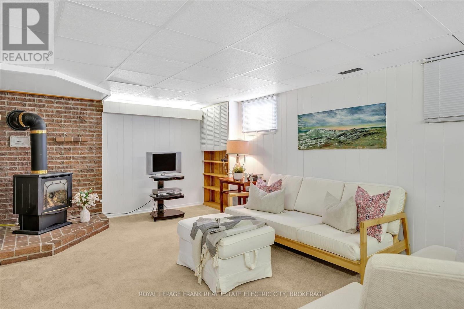 












887 WESTDALE AVENUE

,
Peterborough (Northcrest),




Ontario
K9H6C5

