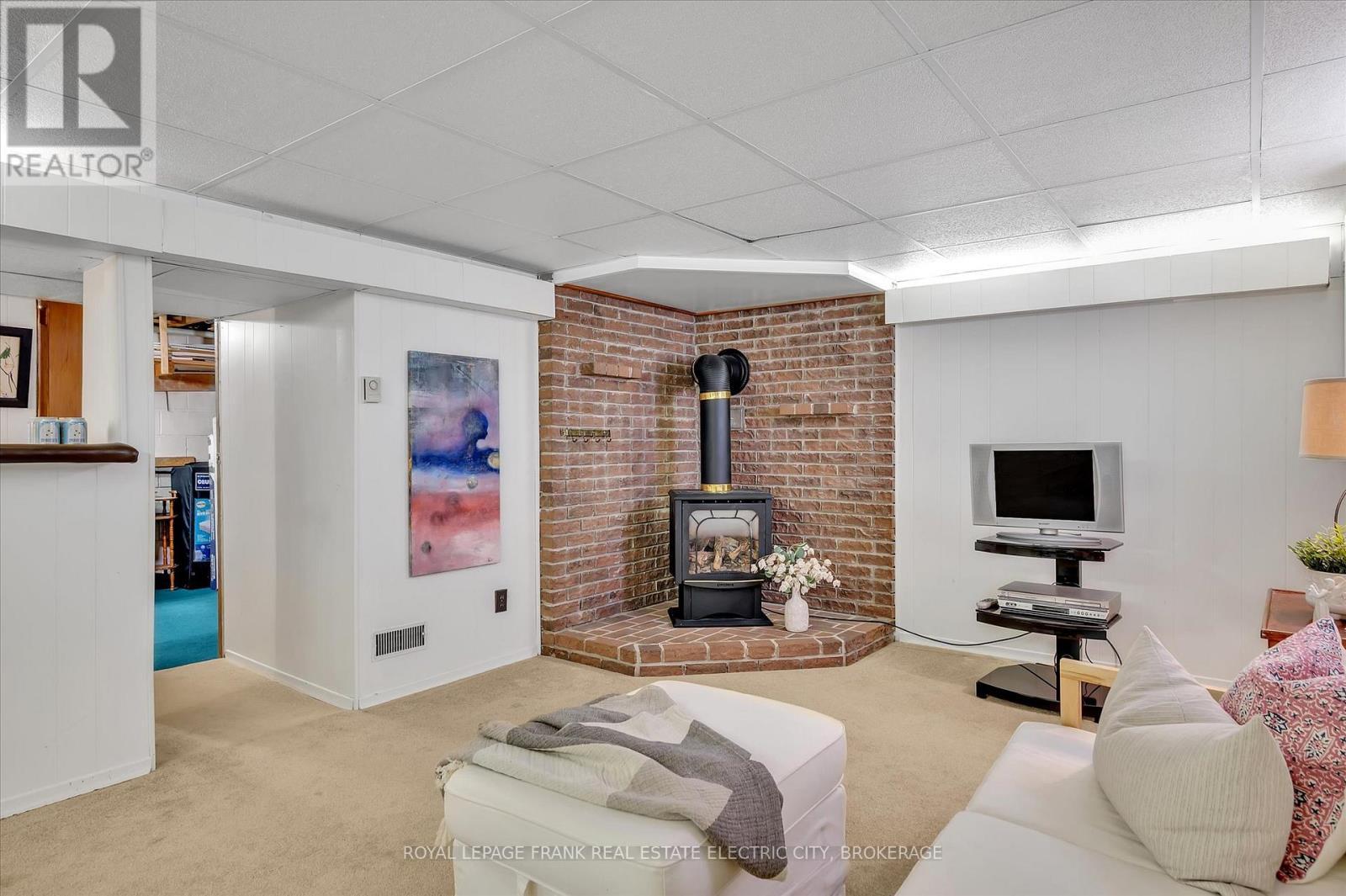 












887 WESTDALE AVENUE

,
Peterborough (Northcrest),




Ontario
K9H6C5

