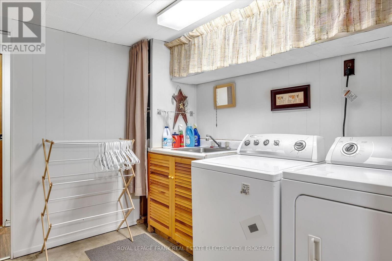 












887 WESTDALE AVENUE

,
Peterborough (Northcrest),




Ontario
K9H6C5

