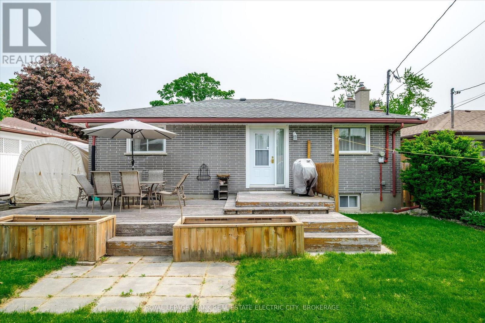 












887 WESTDALE AVENUE

,
Peterborough (Northcrest),




Ontario
K9H6C5

