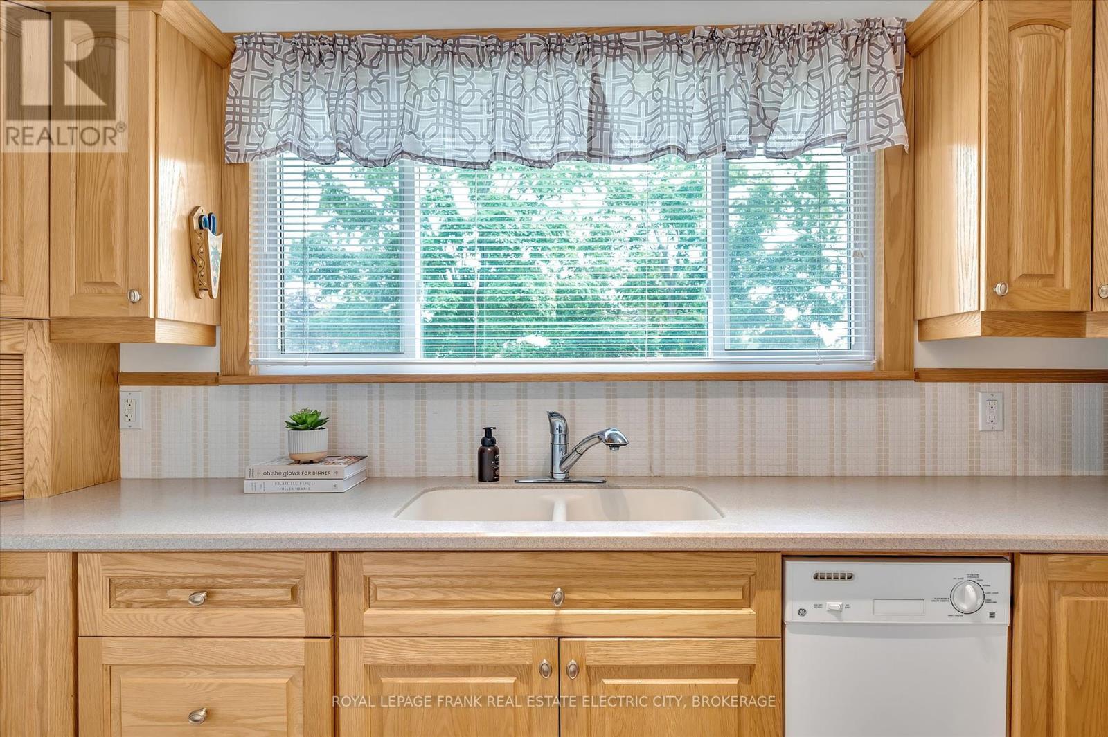 












887 WESTDALE AVENUE

,
Peterborough (Northcrest),




Ontario
K9H6C5

