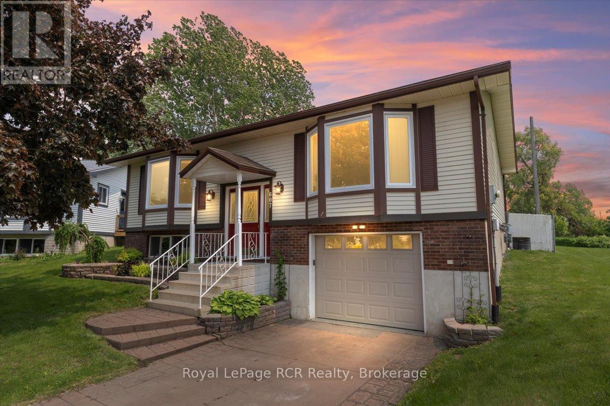 












607 2ND ST A STREET

,
Hanover,




Ontario
N4N3R1

