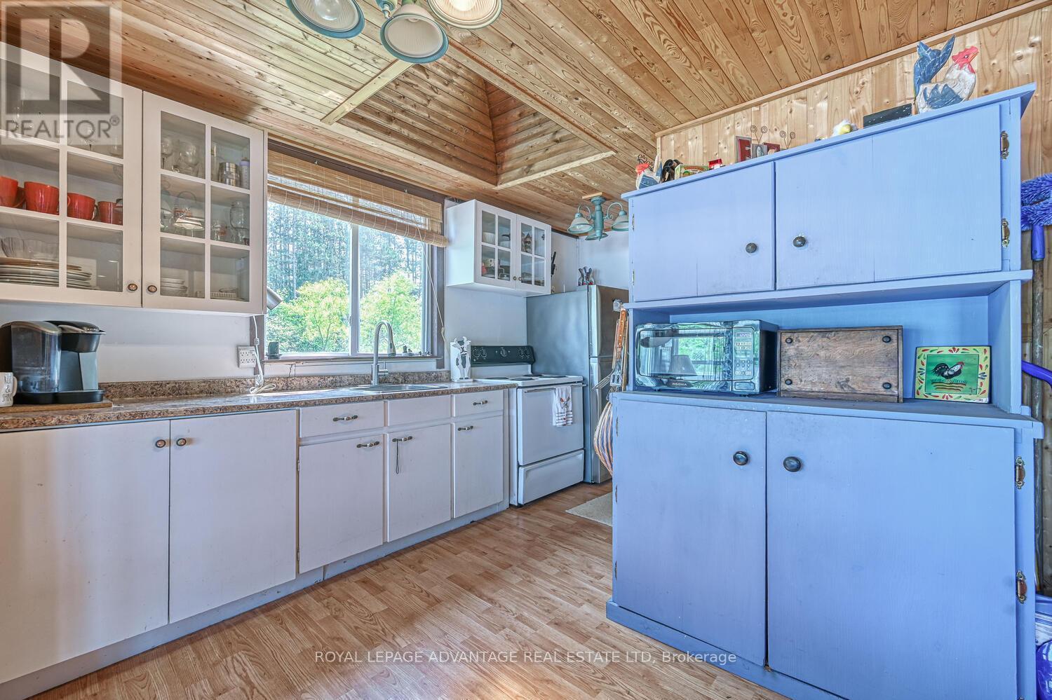 












832 KLON LANE

,
Leeds and the Thousand Islands,




Ontario
K0H2N0

