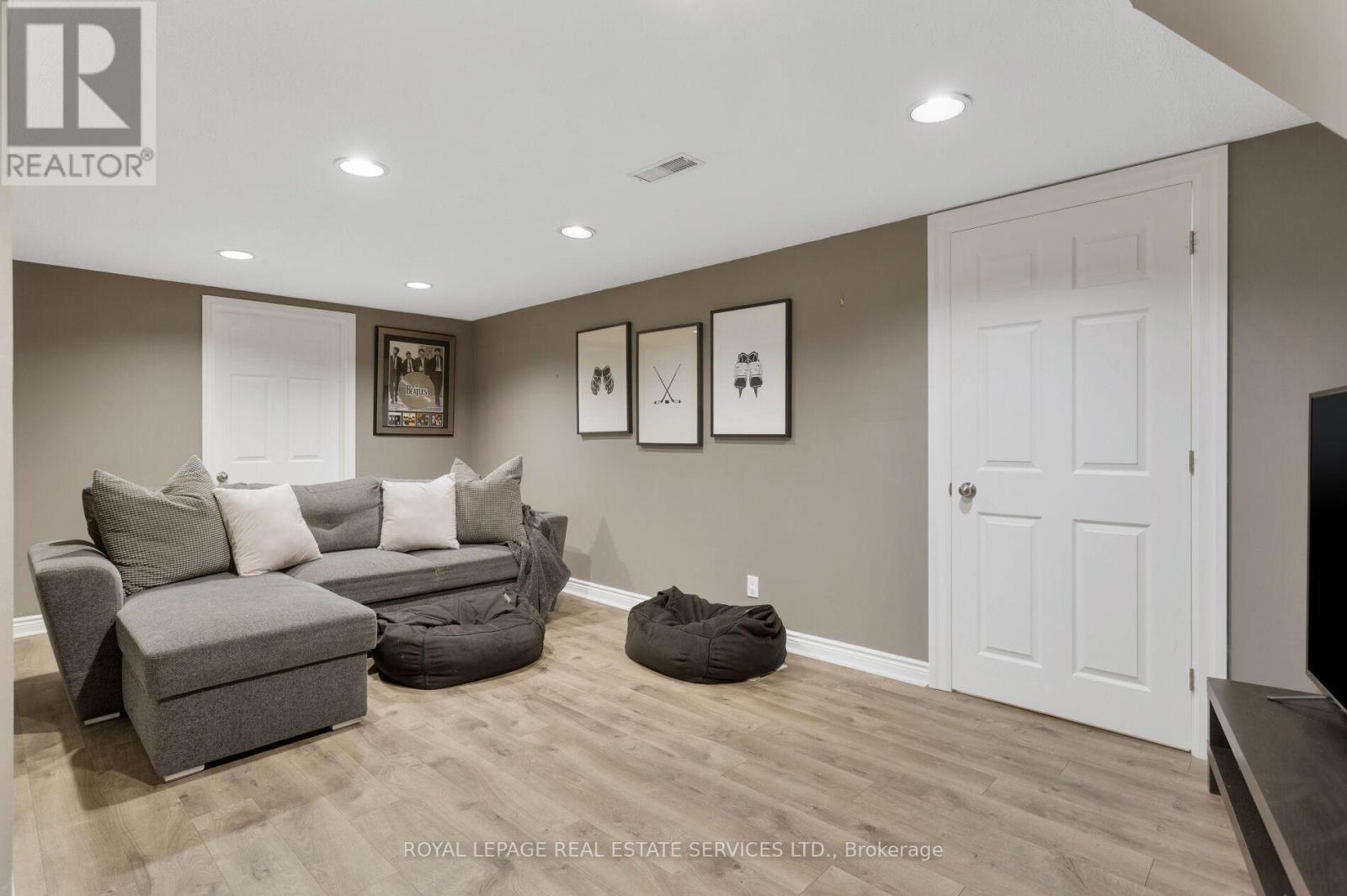 












2088 SAXON ROAD

,
Oakville,




Ontario
L6L2V2

