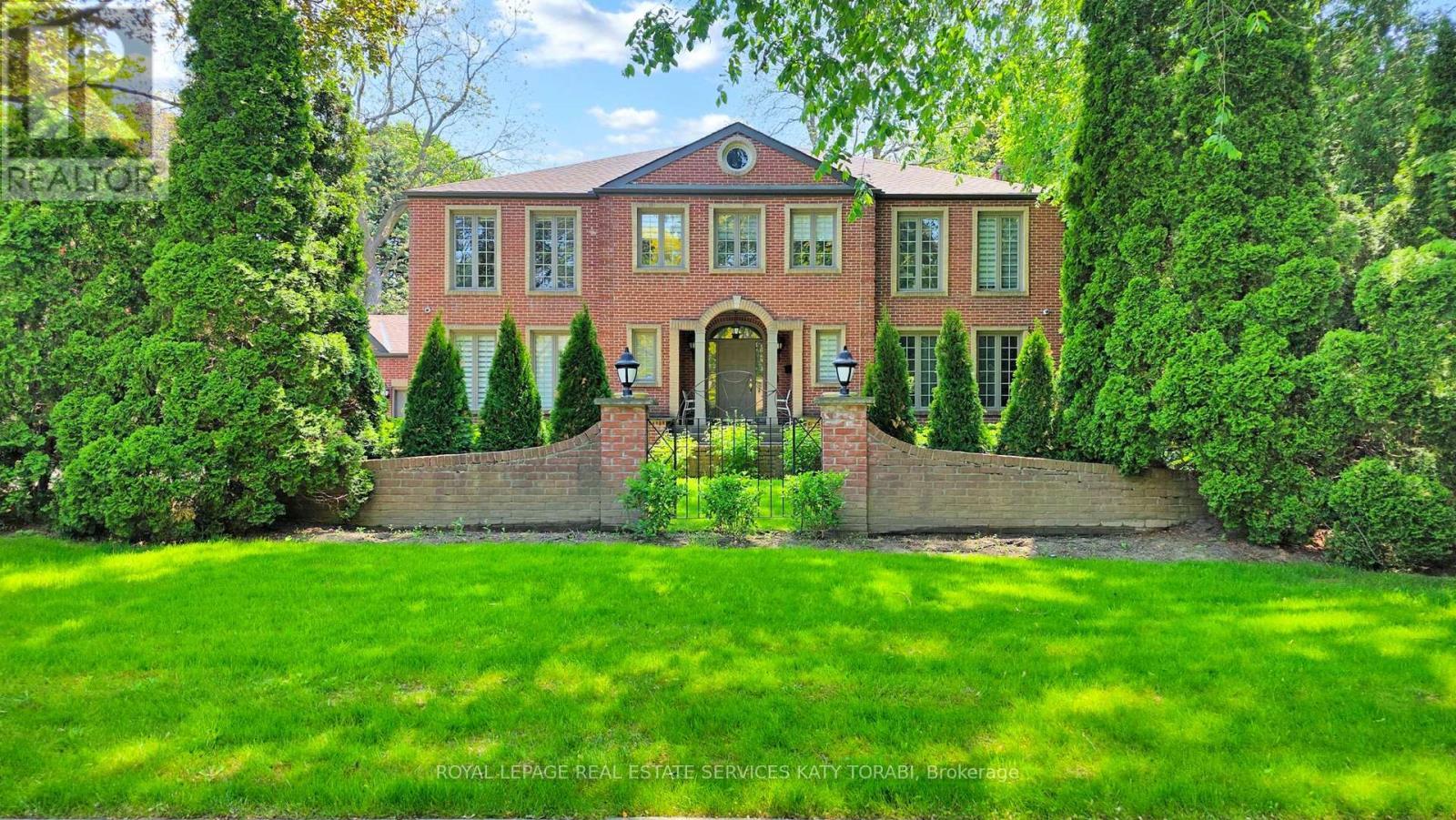 












21 FOREST HEIGHTS BOULEVARD

,
Toronto,




Ontario
M2L1G4

