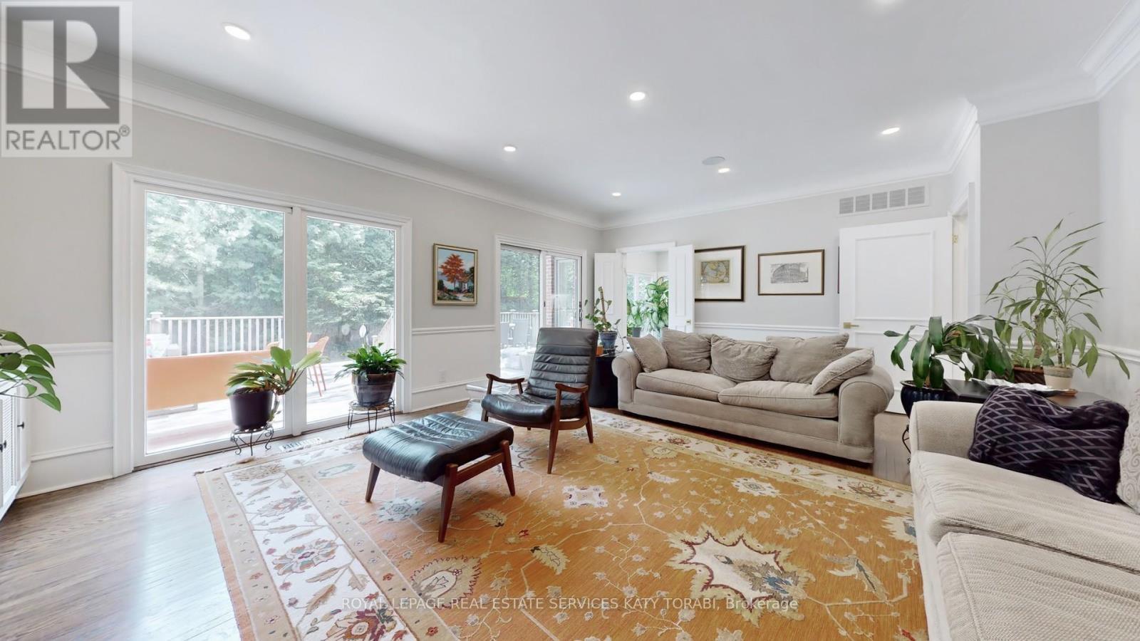 












21 FOREST HEIGHTS BOULEVARD

,
Toronto,




Ontario
M2L1G4

