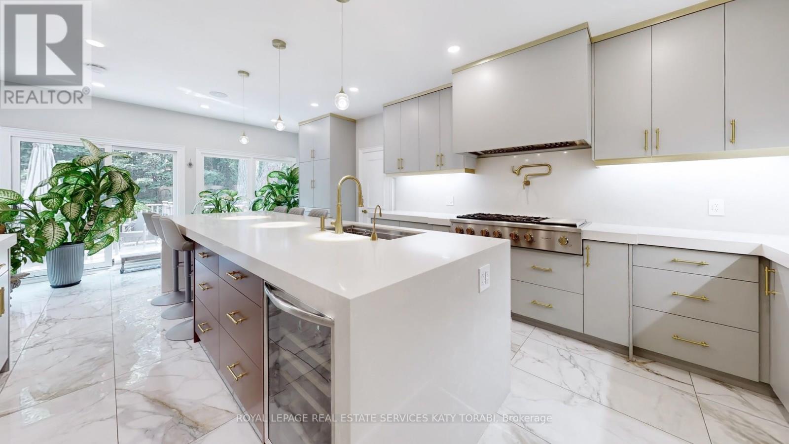 












21 FOREST HEIGHTS BOULEVARD

,
Toronto,




Ontario
M2L1G4

