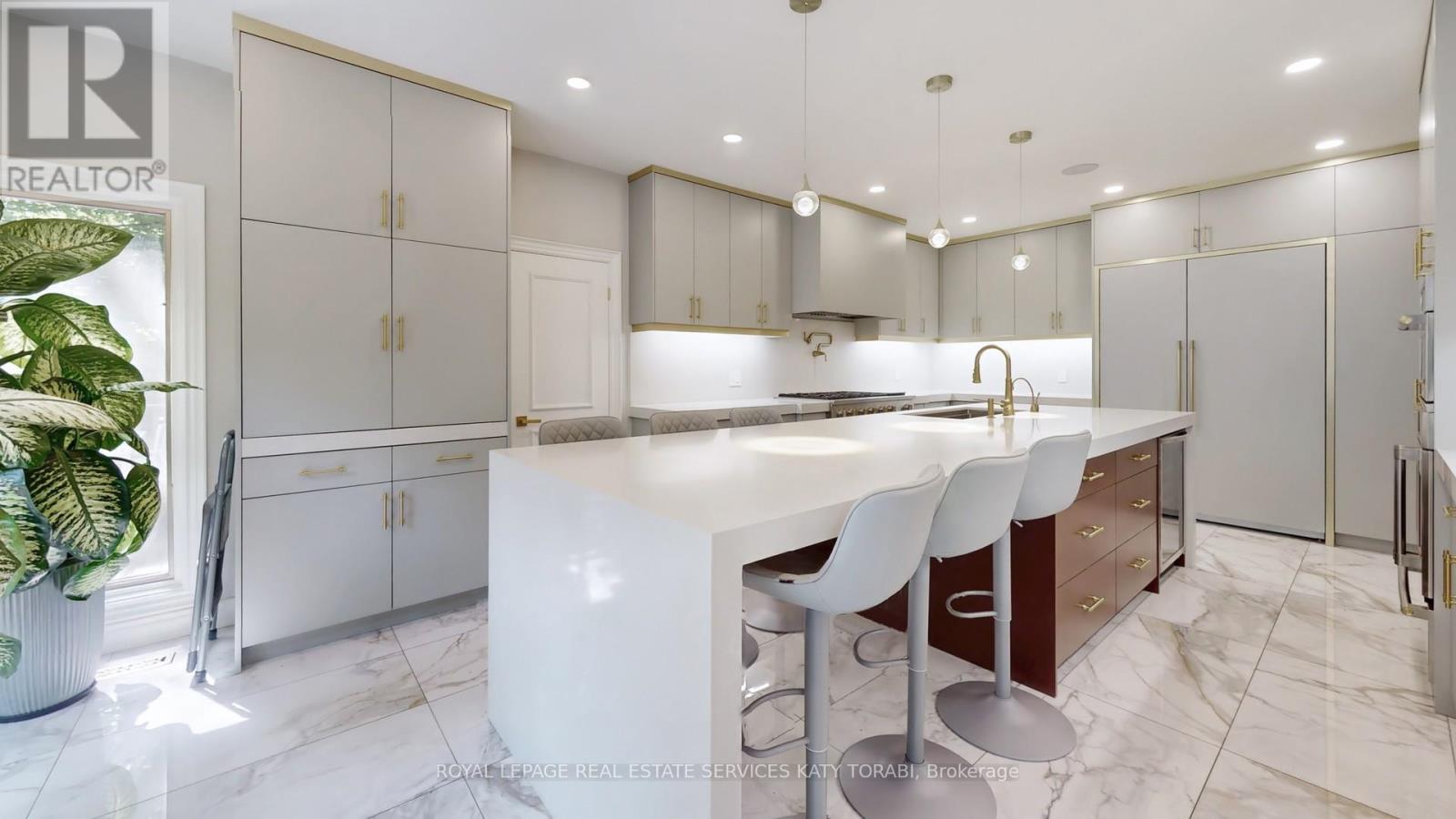 












21 FOREST HEIGHTS BOULEVARD

,
Toronto,




Ontario
M2L1G4

