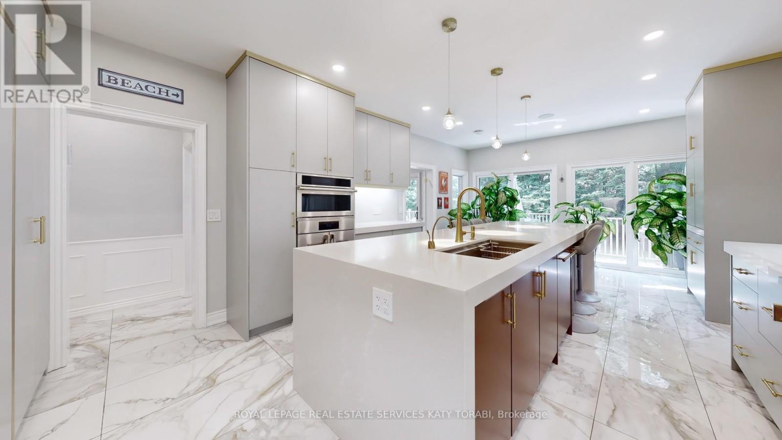 












21 FOREST HEIGHTS BOULEVARD

,
Toronto,




Ontario
M2L1G4

