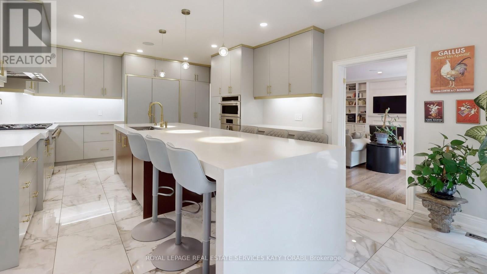 












21 FOREST HEIGHTS BOULEVARD

,
Toronto,




Ontario
M2L1G4

