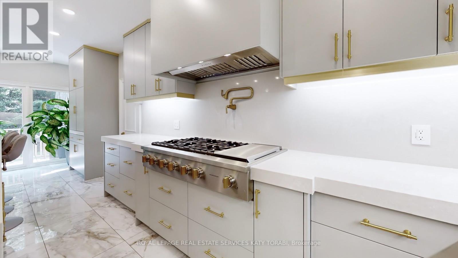 












21 FOREST HEIGHTS BOULEVARD

,
Toronto,




Ontario
M2L1G4

