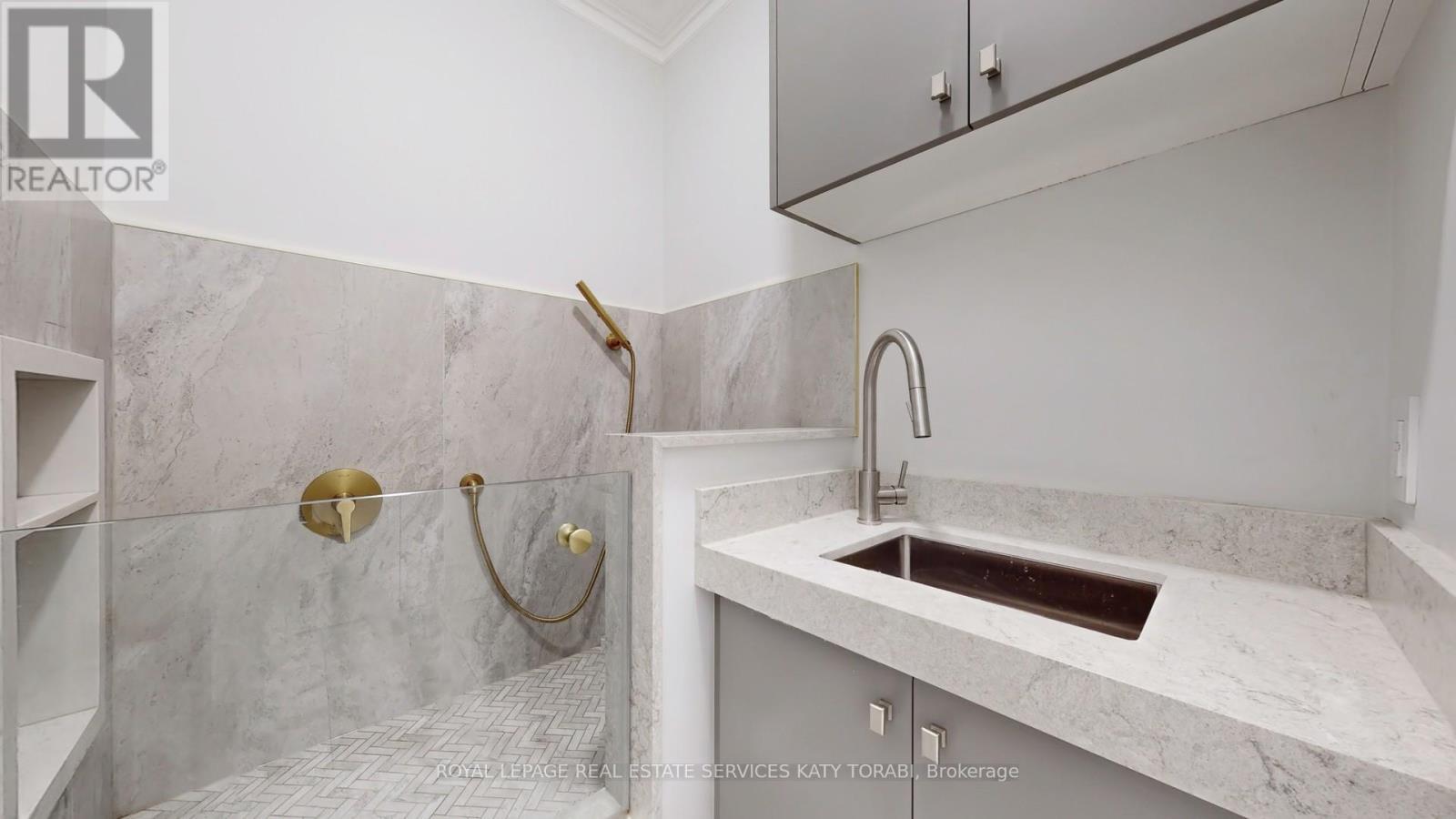 












21 FOREST HEIGHTS BOULEVARD

,
Toronto,




Ontario
M2L1G4

