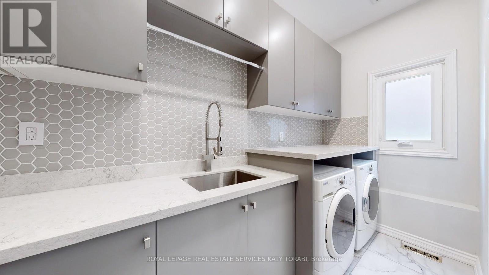 












21 FOREST HEIGHTS BOULEVARD

,
Toronto,




Ontario
M2L1G4

