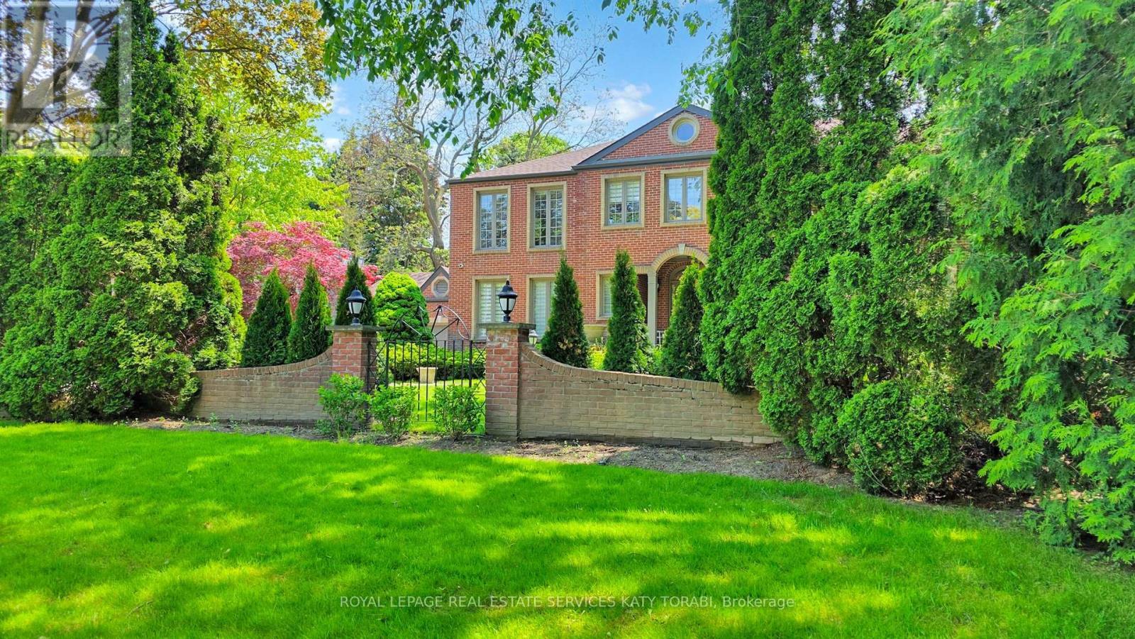 












21 FOREST HEIGHTS BOULEVARD

,
Toronto,




Ontario
M2L1G4

