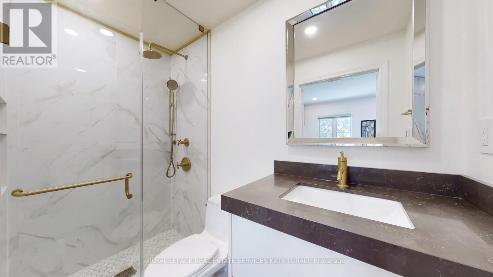 












21 FOREST HEIGHTS BOULEVARD

,
Toronto,




Ontario
M2L1G4

