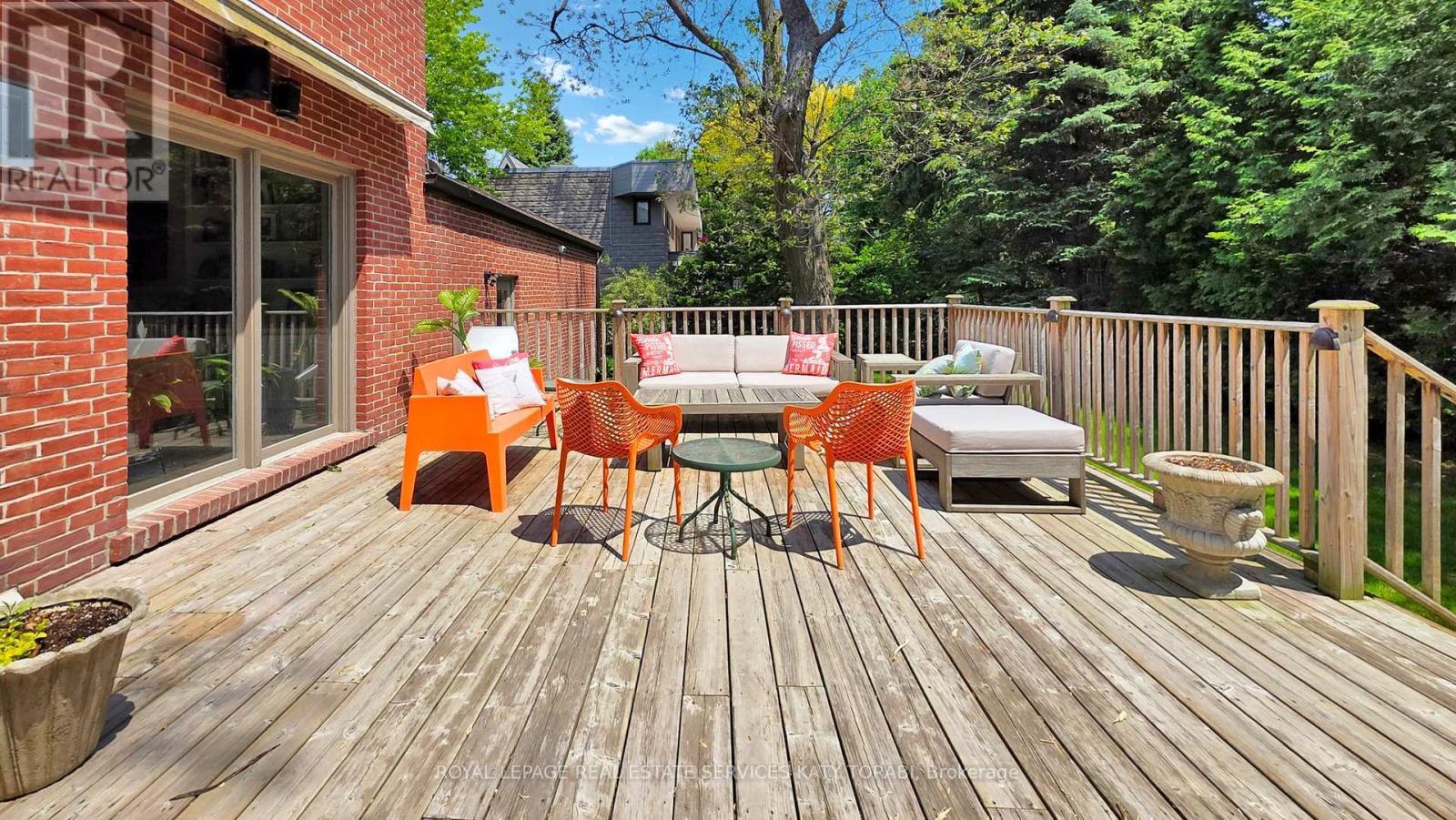 












21 FOREST HEIGHTS BOULEVARD

,
Toronto,




Ontario
M2L1G4

