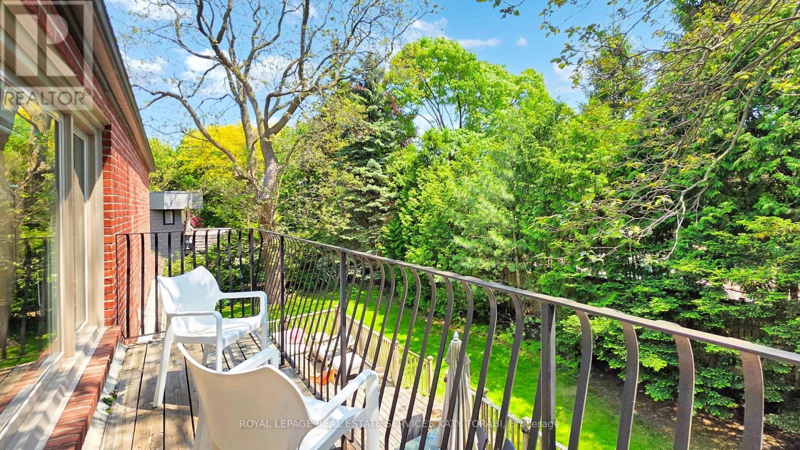 












21 FOREST HEIGHTS BOULEVARD

,
Toronto,




Ontario
M2L1G4

