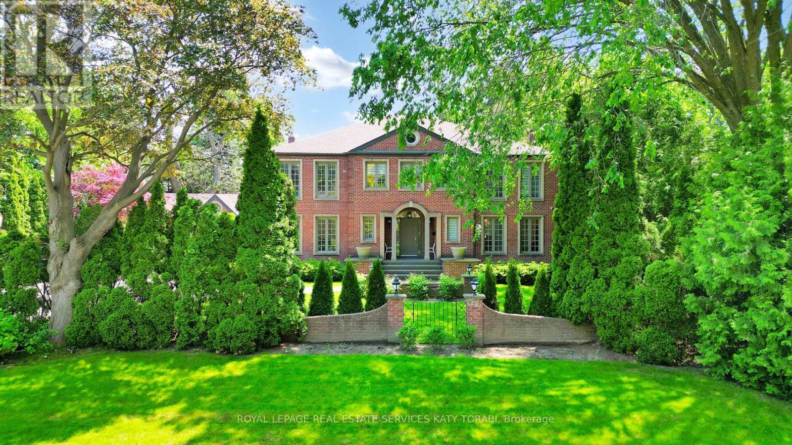 












21 FOREST HEIGHTS BOULEVARD

,
Toronto,




Ontario
M2L1G4

