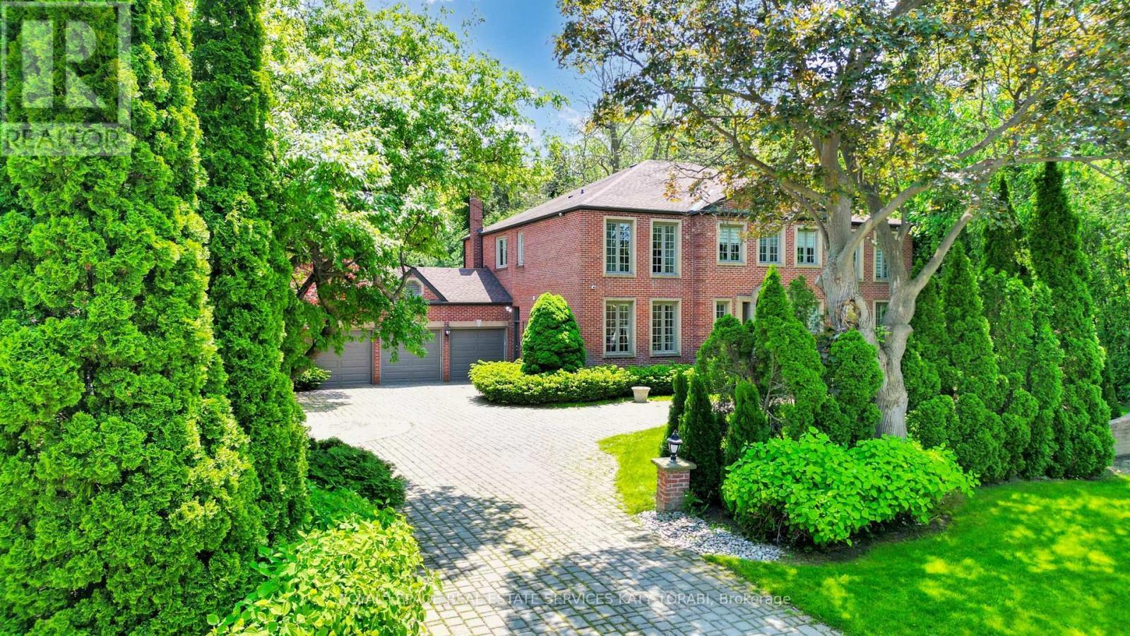 












21 FOREST HEIGHTS BOULEVARD

,
Toronto,




Ontario
M2L1G4

