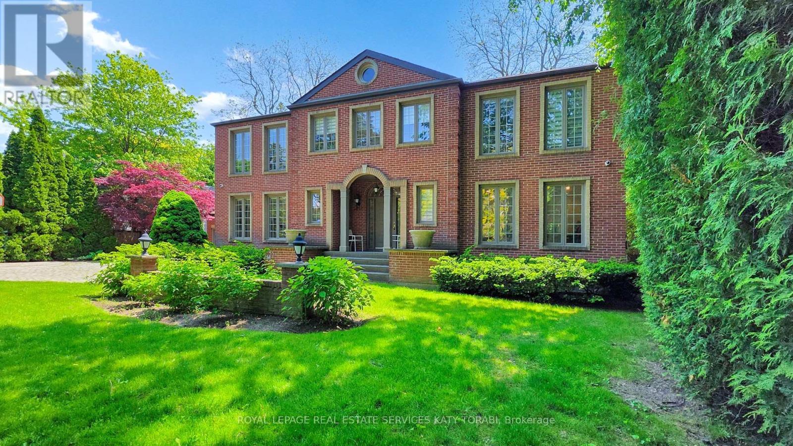 












21 FOREST HEIGHTS BOULEVARD

,
Toronto,




Ontario
M2L1G4

