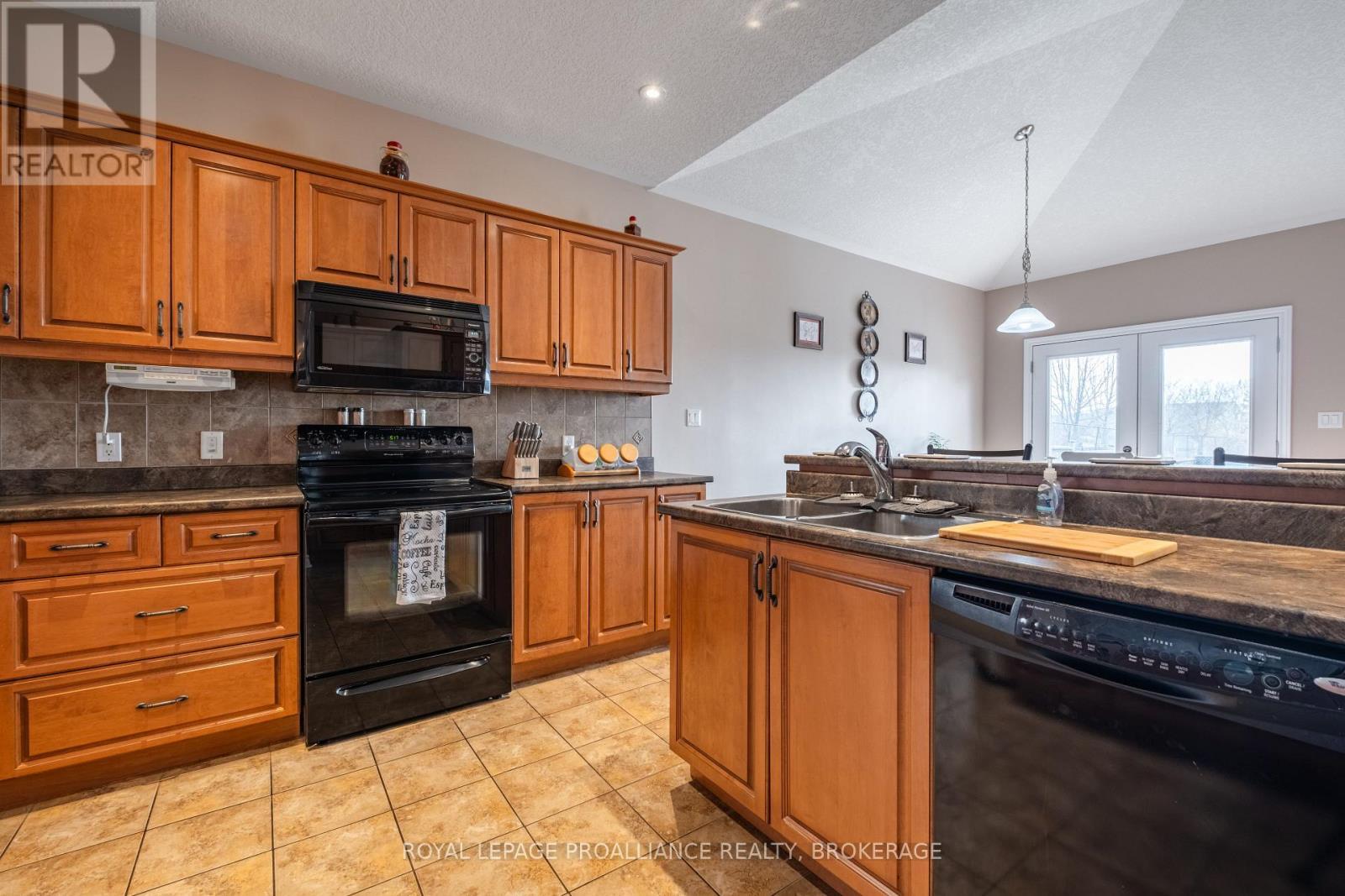 












226 ROSE ABBEY DRIVE

,
Kingston (Kingston East (Incl Barret Crt)),




Ontario
K7K0A2

