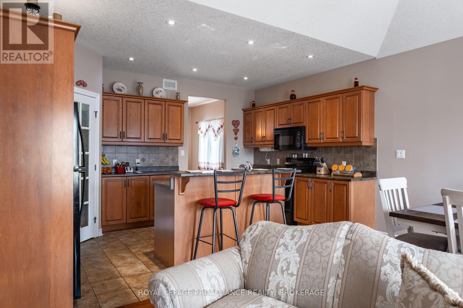 












226 ROSE ABBEY DRIVE

,
Kingston (Kingston East (Incl Barret Crt)),




Ontario
K7K0A2

