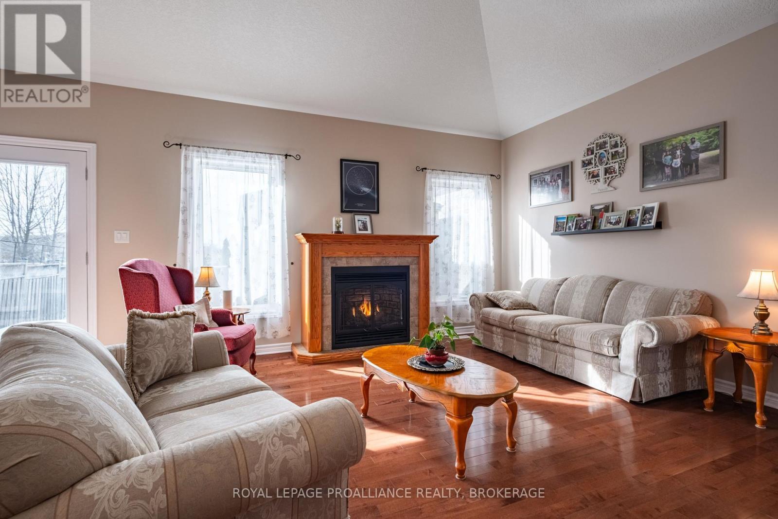 












226 ROSE ABBEY DRIVE

,
Kingston (Kingston East (Incl Barret Crt)),




Ontario
K7K0A2

