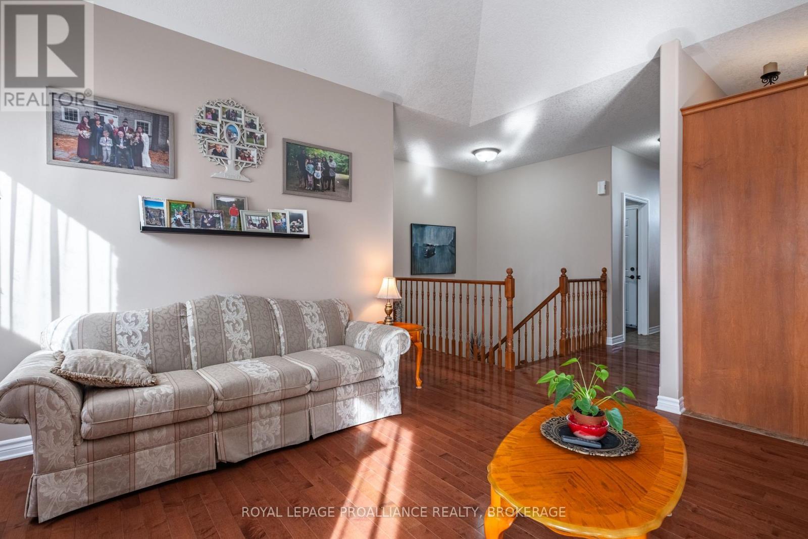 












226 ROSE ABBEY DRIVE

,
Kingston (Kingston East (Incl Barret Crt)),




Ontario
K7K0A2

