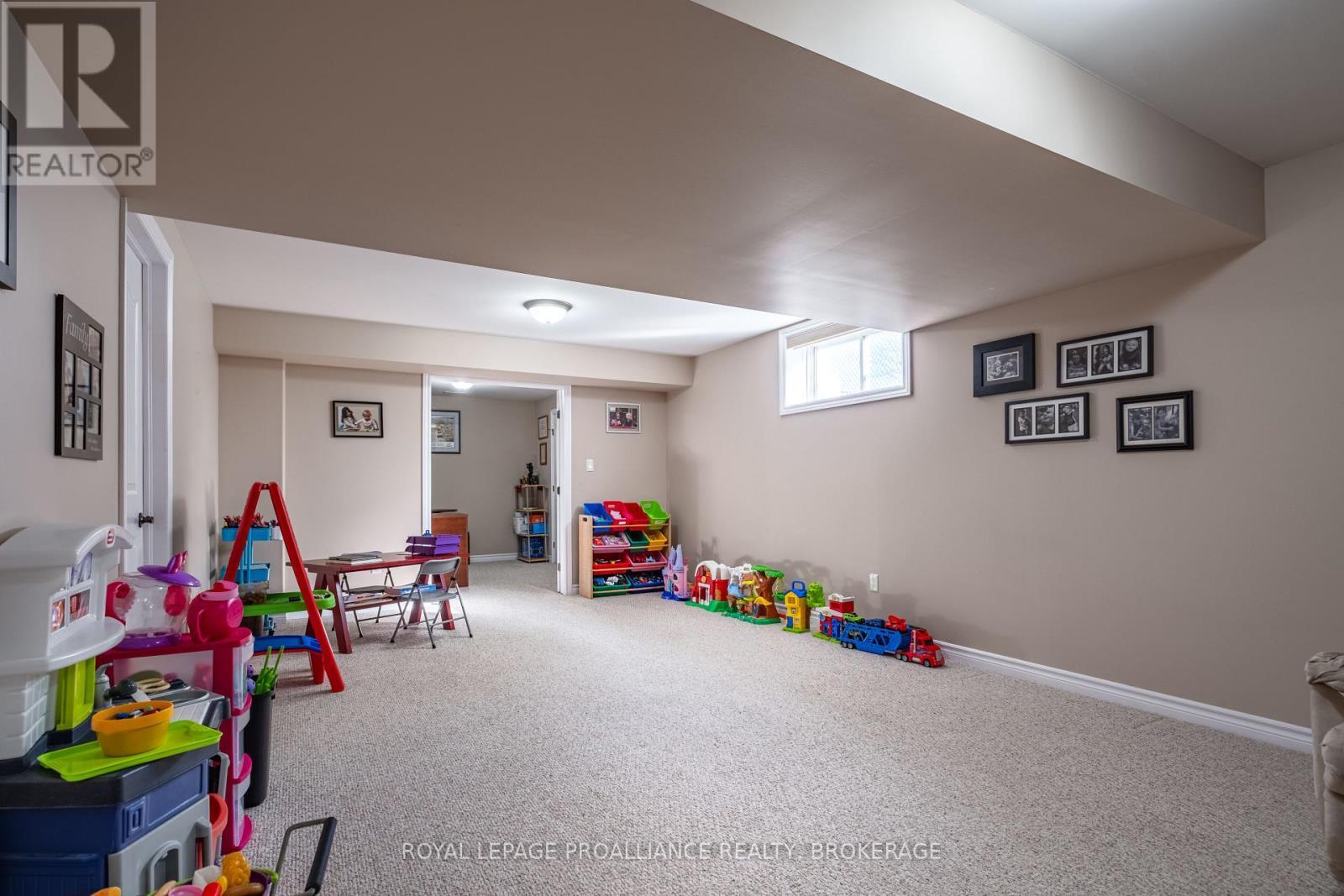 












226 ROSE ABBEY DRIVE

,
Kingston (Kingston East (Incl Barret Crt)),




Ontario
K7K0A2

