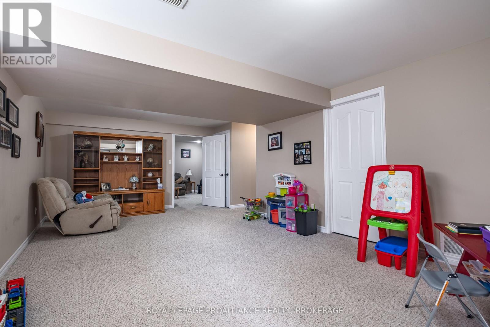 












226 ROSE ABBEY DRIVE

,
Kingston (Kingston East (Incl Barret Crt)),




Ontario
K7K0A2

