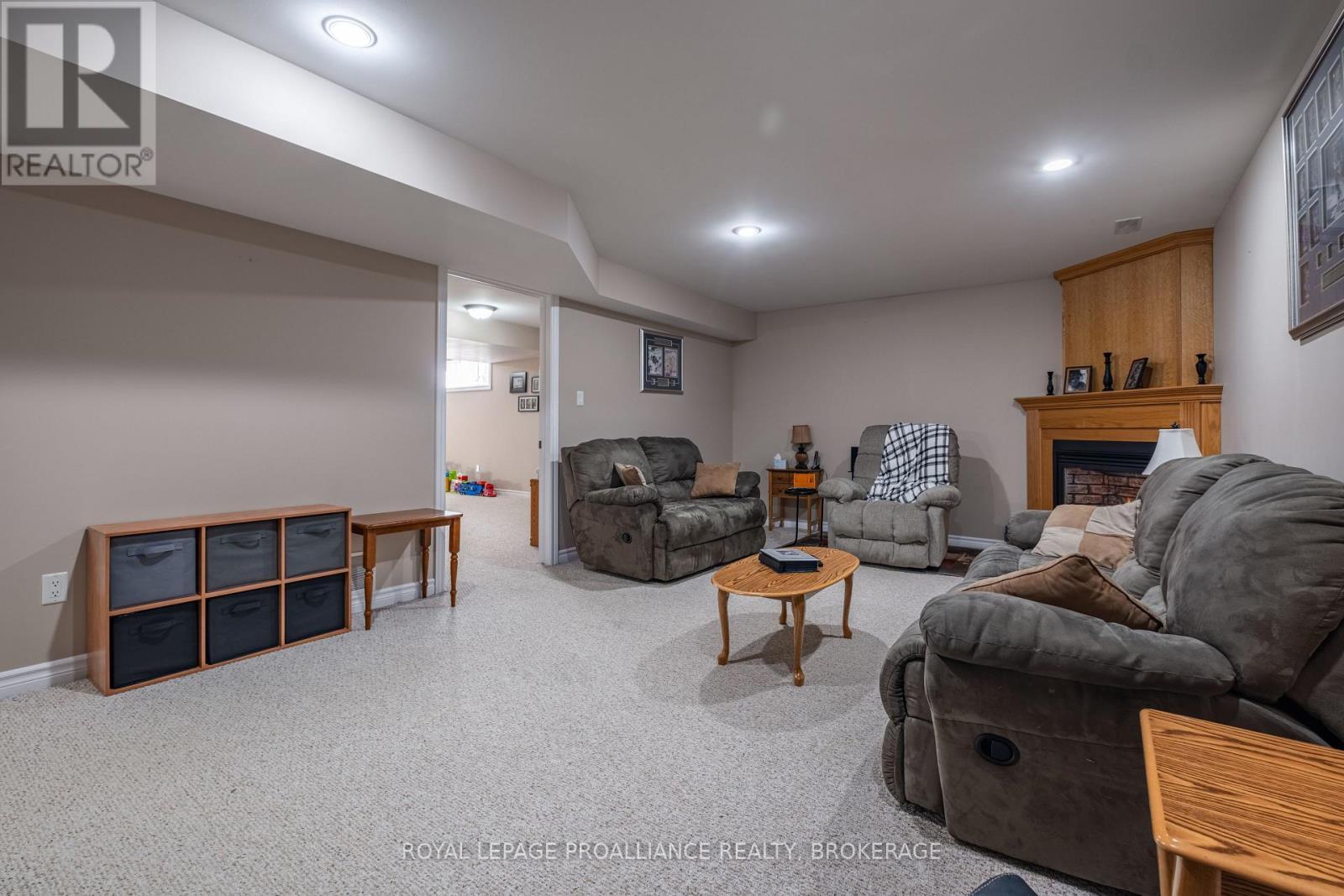 












226 ROSE ABBEY DRIVE

,
Kingston (Kingston East (Incl Barret Crt)),




Ontario
K7K0A2

