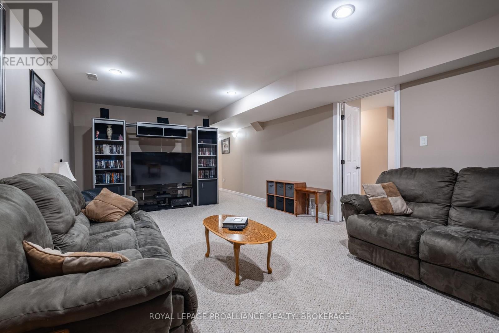 












226 ROSE ABBEY DRIVE

,
Kingston (Kingston East (Incl Barret Crt)),




Ontario
K7K0A2

