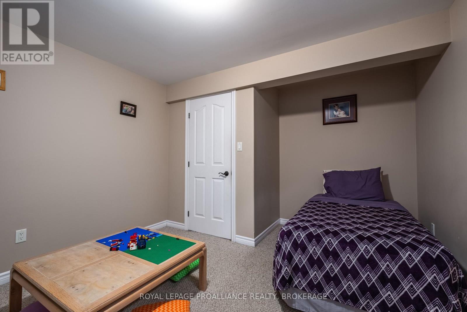 












226 ROSE ABBEY DRIVE

,
Kingston (Kingston East (Incl Barret Crt)),




Ontario
K7K0A2

